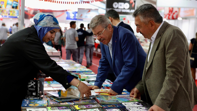 Kayseri Pancar Ekicileri Kooperatifi Yönetim Kurulu Başkanı Hüseyin Akay ve yönetimi kitap fuarunda