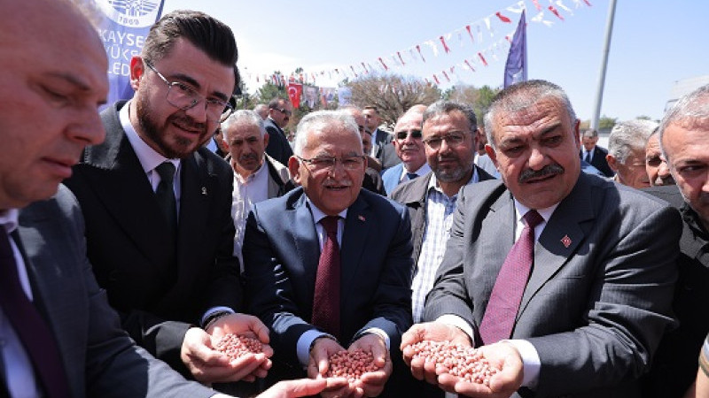 ÇİFTÇİ DOSTU BAŞKANDAN ÜRETİCİLERE DEV TOHUM DESTEĞİ: 6 YILDA 3 BİN 992 TON TOHUM DAĞITILDI