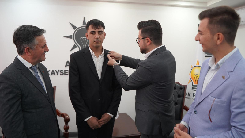 2 Meclis Üyesi ve Gençlik Kolları Başkanı AK Parti Ailesine Katıldı