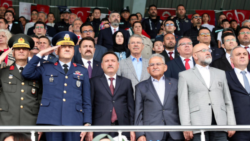 Kayseri Pancar Ekicileri Kooperatifi Yönetim KuruluBşk  Hüseyin Akay 19 mayıs kutlamalarına katıldı